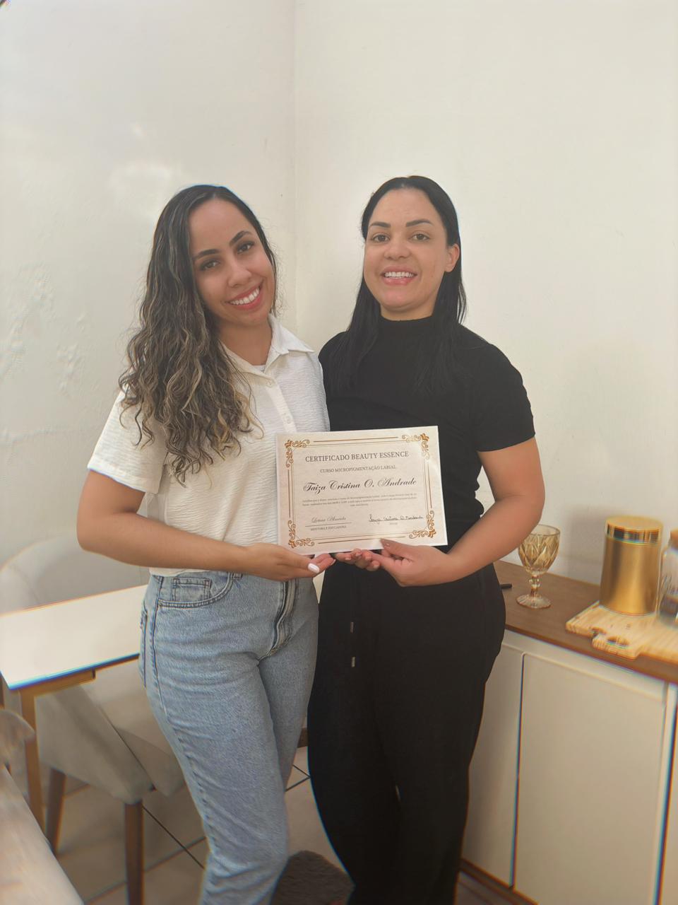 Aluna formada por Letícia Almeida, certificado em mãos