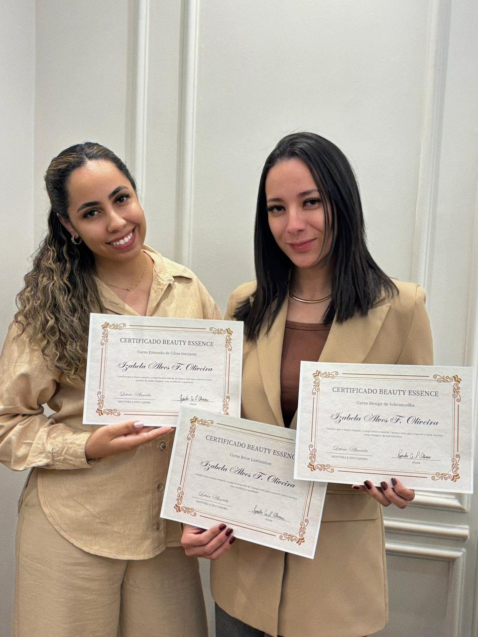 Aluna formada por Letícia Almeida, certificado em mãos