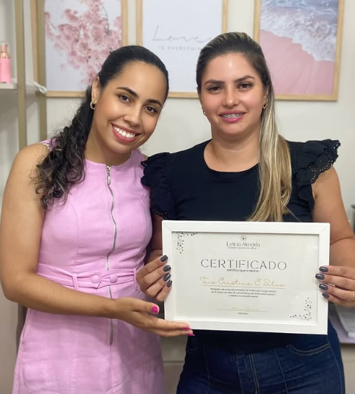 Aluna formada por Letícia Almeida, certificado em mãos