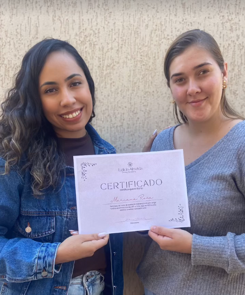 Aluna formada por Letícia Almeida, certificado em mãos