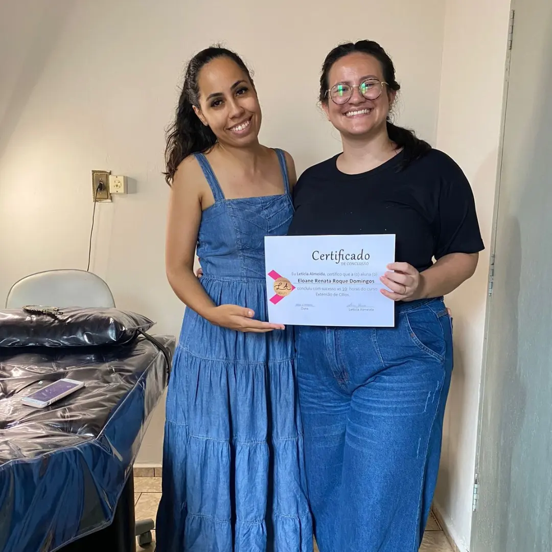 Aluna formada por Letícia Almeida, certificado em mãos